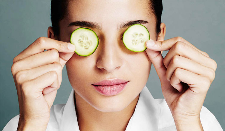 Cucumber slices is an effective home remedy for dry eyes